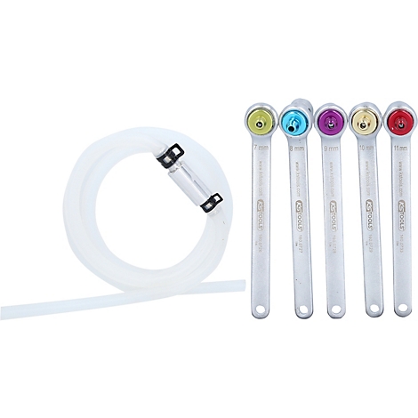 Schlauch, Werkzeugschlüssel mit farbigen Köpfen und Aufschriften, alles auf weißem Hintergrund.